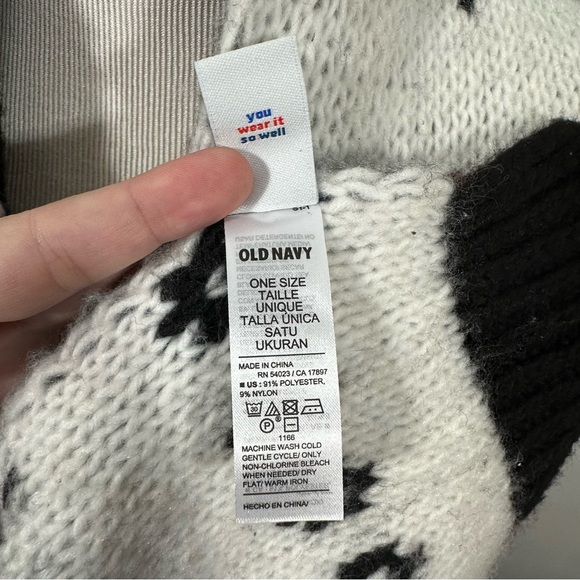 Old Navy Black and White Reversible Knit Scarf - Picture 6 of 6